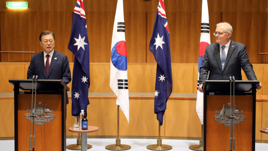 13일 호주를 국빈 방문 중인 문재인 대통령이 캔버라 국회의사당 내 대위원회실에서 열린 한-호주 정상 기자회견에서 질문에 답하고 있다. <캔버라=연합뉴스>